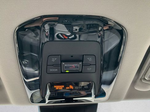 Used 2021 Toyota Venza Limited image 11