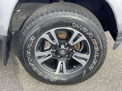 Used 2018 Toyota Tacoma TRD Sport image 9