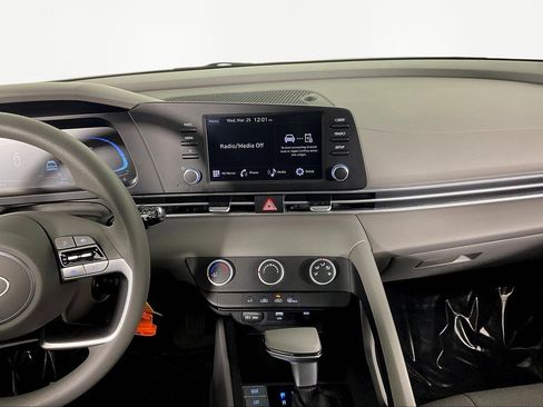 Used 2025 Hyundai Elantra SE image 10