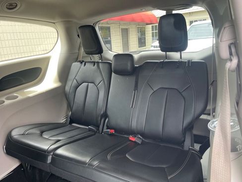 Used 2024 Chrysler Pacifica Touring-L FWD image 12