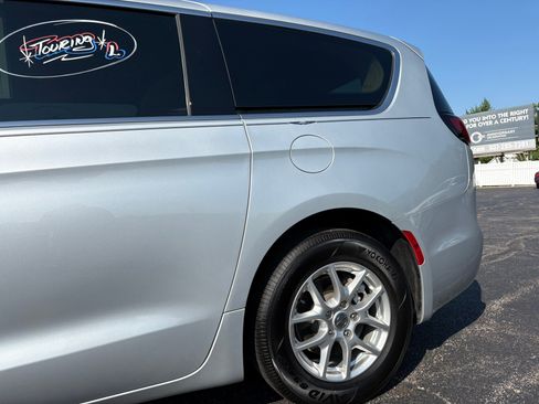 Used 2024 Chrysler Pacifica Touring-L FWD image 8