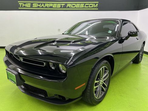 Used 2019 Dodge Challenger SXT image 5