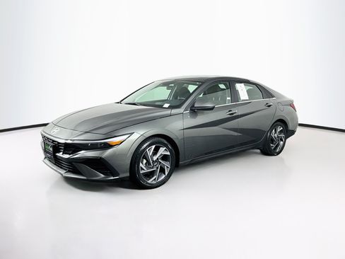 Used 2025 Hyundai Elantra SEL FWD image 3