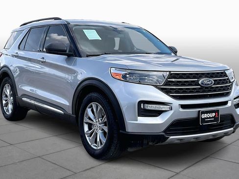 Used 2022 Ford Explorer XLT w/ Equipment Group 202A image 3