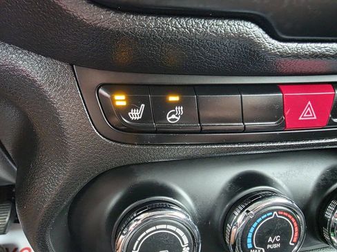 Used 2017 Jeep Renegade Latitude w/ Cold Weather Group image 19