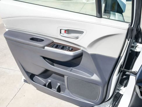 Used 2023 Toyota Sienna XLE FWD image 24