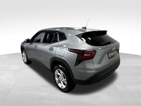 Used 2026 Chevrolet Trax LS w/ LS Convenience Package FWD image 9