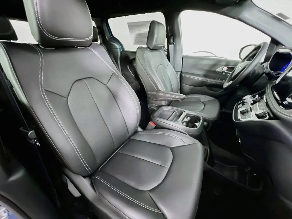 New 2027 Chrysler Pacifica Select FWD image 29