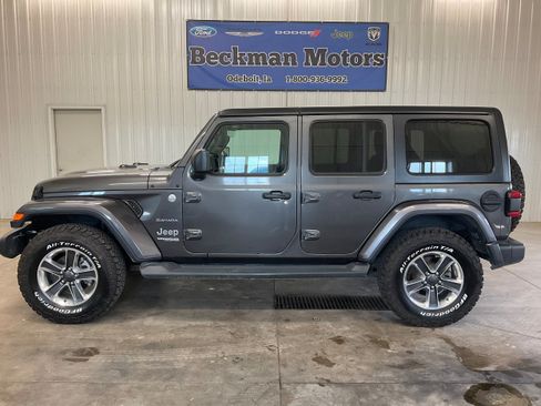 Used 2018 Jeep Wrangler Unlimited Sahara AWD/4WD image 2