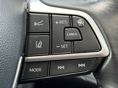 Used 2022 Toyota Highlander XLE FWD image 29