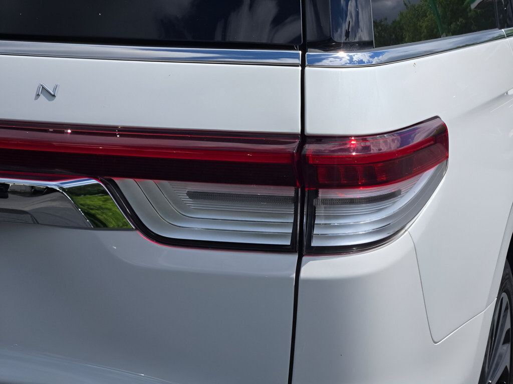 Used 2024 Lincoln Navigator Reserve AWD/4WD image 7