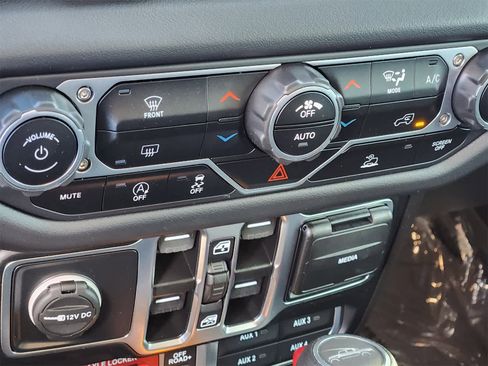 Used 2024 Jeep Gladiator Mojave image 23