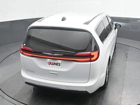 Used 2023 Chrysler Pacifica Touring-L FWD image 29