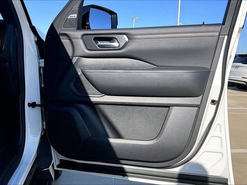 Used 2025 Nissan Armada PRO-4X image 23