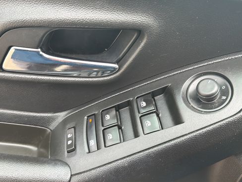 Used 2020 Chevrolet Trax LT w/ LT Convenience Package AWD/4WD image 19