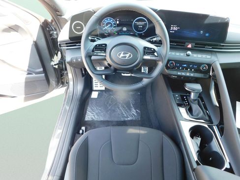 New 2025 Hyundai Elantra SEL image 11