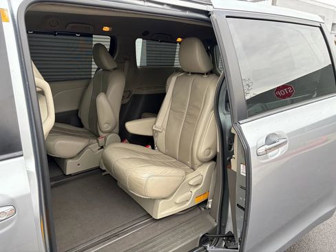 Used 2011 Toyota Sienna XLE image 11
