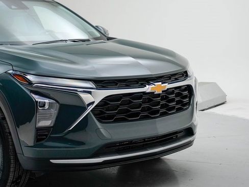 Used 2025 Chevrolet Trax LT w/ Driver Confidence Package image 12