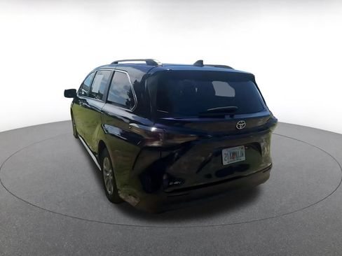 Used 2025 Toyota Sienna XLE FWD image 10