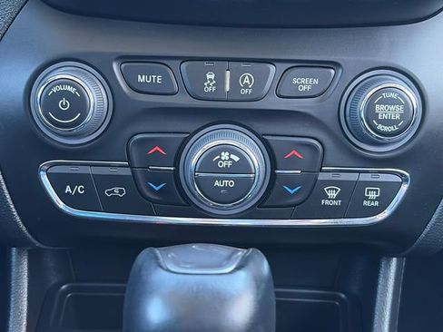 Used 2022 Jeep Cherokee Limited w/ Elite Package image 57