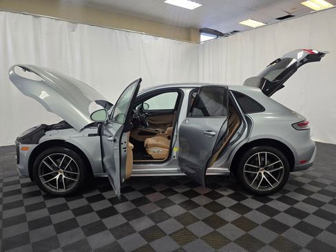 Certified 2025 Porsche Macan image 13