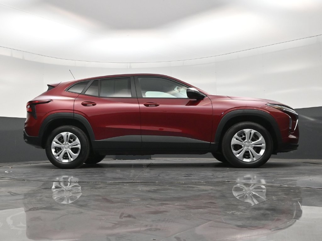 Used 2025 Chevrolet Trax LS FWD image 25