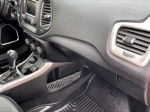 Used 2018 Jeep Compass Latitude image 19