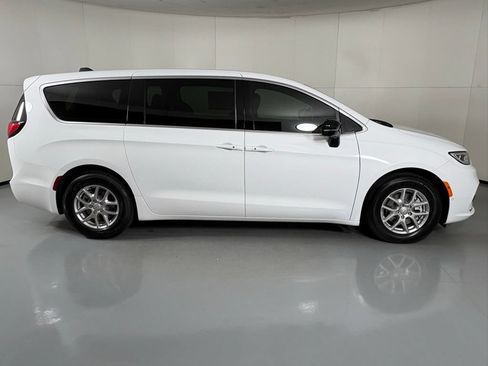 New 2026 Chrysler Pacifica Select FWD image 9