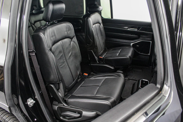 Used 2022 Jeep Wagoneer Series III w/ Premium Group I AWD/4WD image 17
