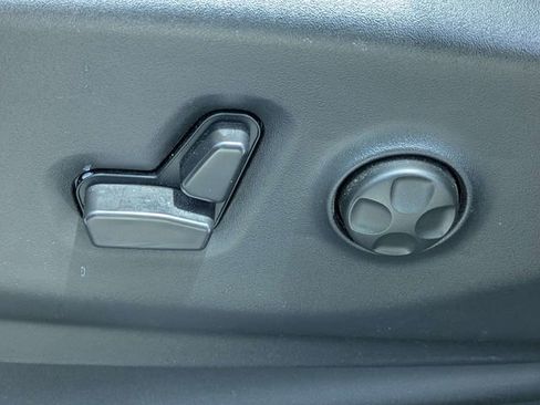 Used 2025 Chrysler Pacifica Select FWD image 16
