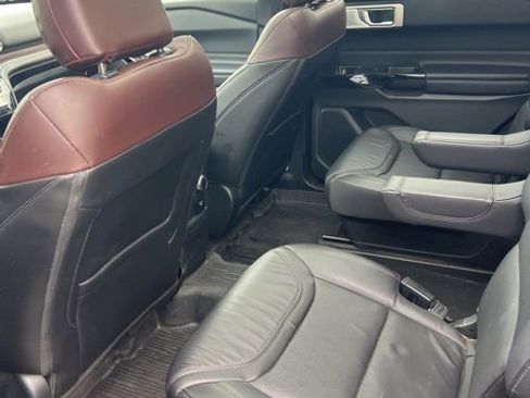 Used 2023 Ford Explorer Platinum w/ Technology Package image 3