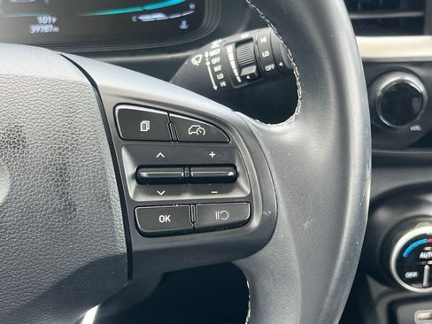 Used 2025 Hyundai Venue SEL FWD image 27