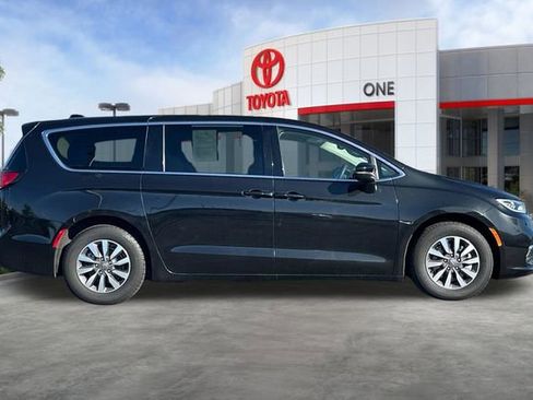 Used 2023 Chrysler Pacifica Touring-L FWD image 3