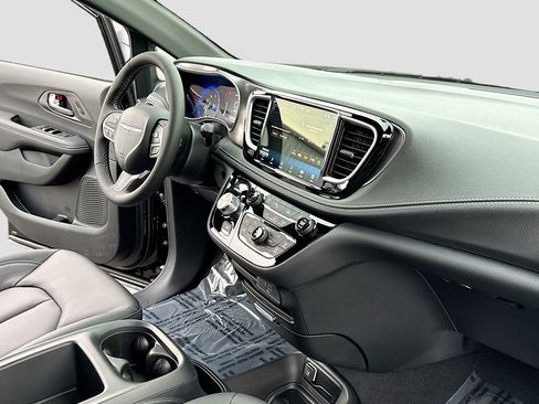 New 2026 Chrysler Pacifica Select image 5