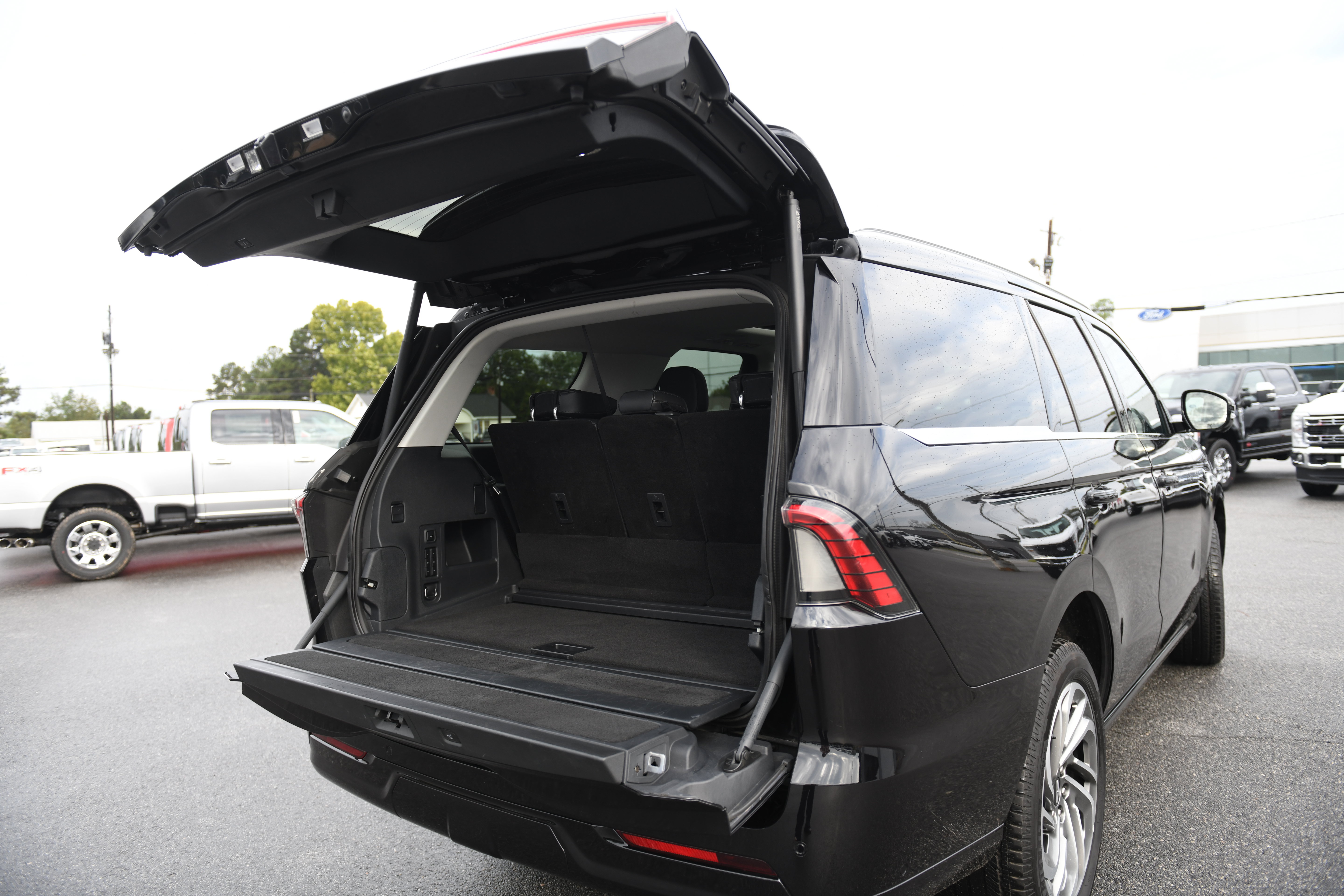 Used 2025 Lincoln Navigator Reserve AWD/4WD image 15