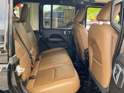 Used 2023 Jeep Wrangler Unlimited Sahara AWD/4WD image 18