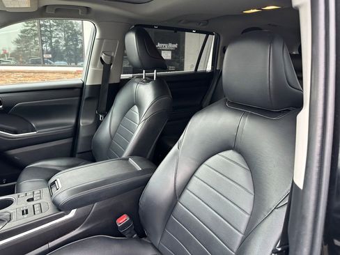Used 2023 Toyota Highlander XLE image 3