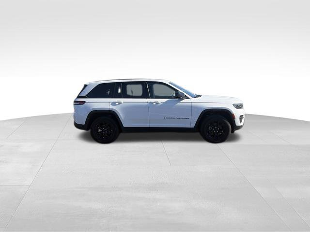 Used 2024 Jeep Grand Cherokee Altitude AWD/4WD image 5