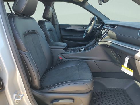 New 2025 Jeep Grand Cherokee L Altitude RWD image 31