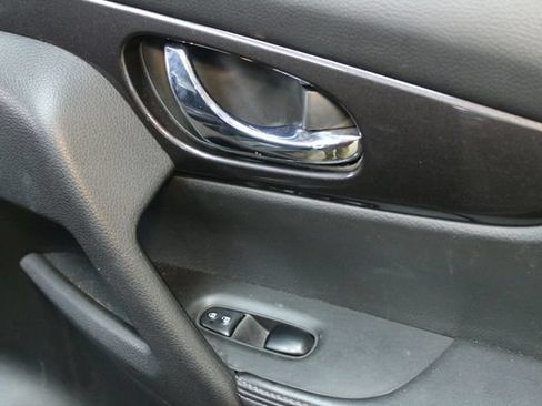 Used 2018 Nissan Rogue S FWD image 9
