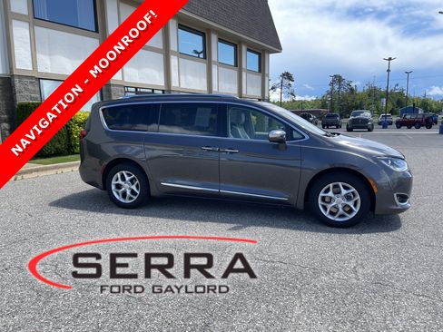 Used 2020 Chrysler Pacifica Limited FWD image 1