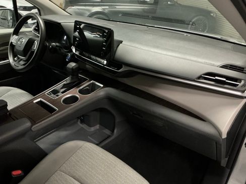 Used 2021 Toyota Sienna LE image 13