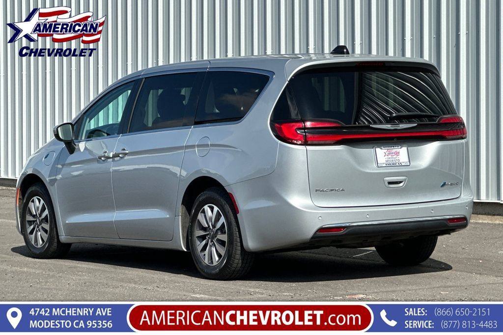 Used 2023 Chrysler Pacifica Touring-L FWD image 6