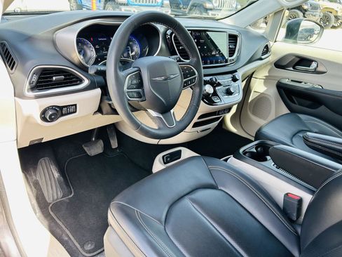 Used 2023 Chrysler Pacifica Touring-L image 14