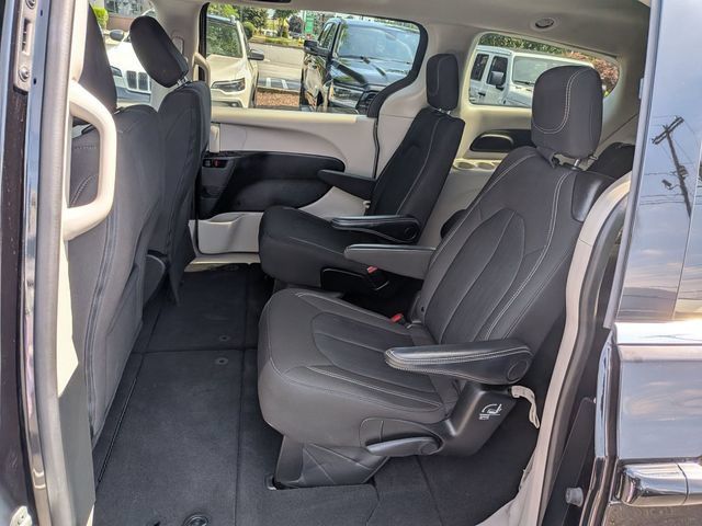 Certified 2024 Chrysler Voyager LX FWD image 12