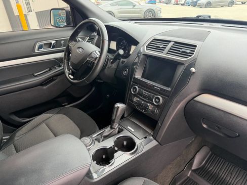 Used 2017 Ford Explorer XLT w/ Equipment Group 201A image 8