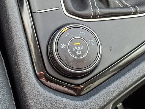 Used 2023 Volkswagen Taos SE w/ Black Wheel Package image 27