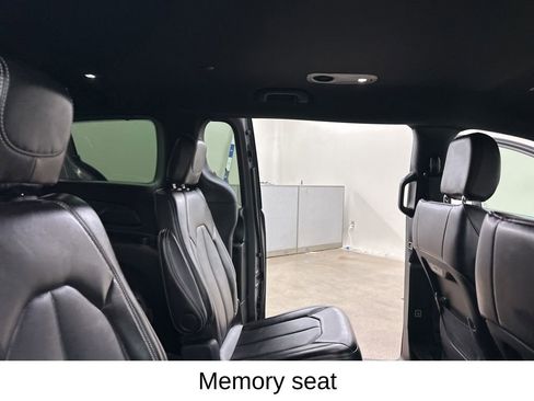 Used 2025 Chrysler Pacifica Select FWD image 25