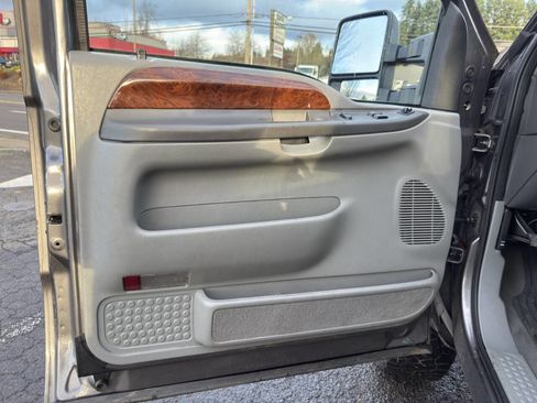 Used 2002 Ford F250 Lariat image 3