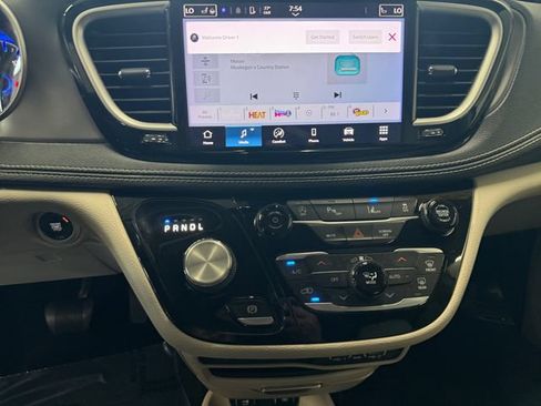 Used 2021 Chrysler Pacifica Touring-L FWD image 5
